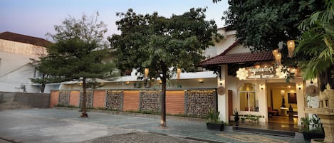 Un edificio con techo de tejas, pared de piedra y un letrero que dice "INDOCHINE SANCTUARY".