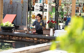 Bar en la piscina