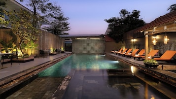 Piscine extérieure, cabanons gratuits, parasols de plage