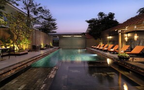 Una piscina al aire libre, cabañas de piscina gratuitas, sombrillas