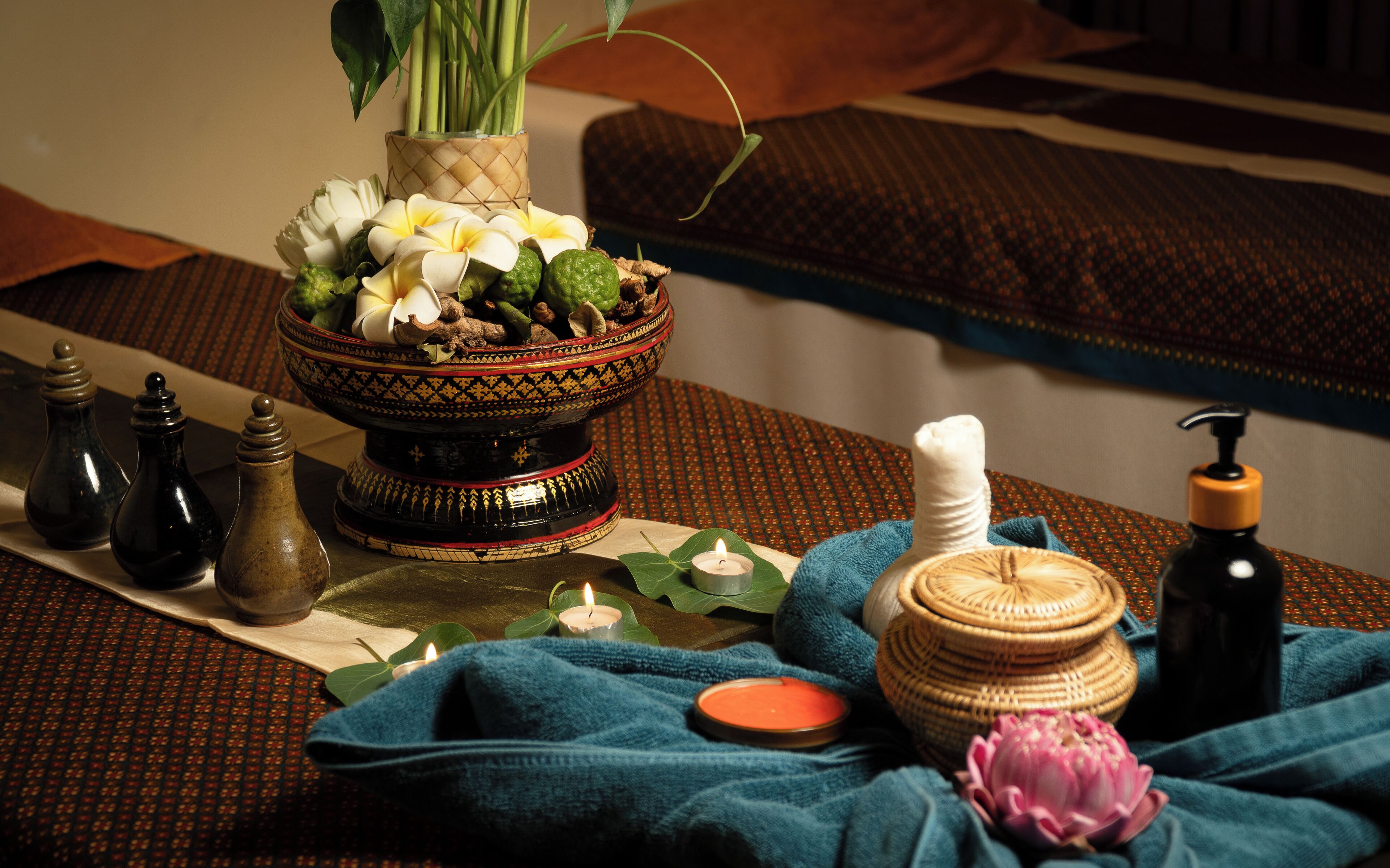 Soins corporels, soins d'aromathérapie, massages des tissus profonds