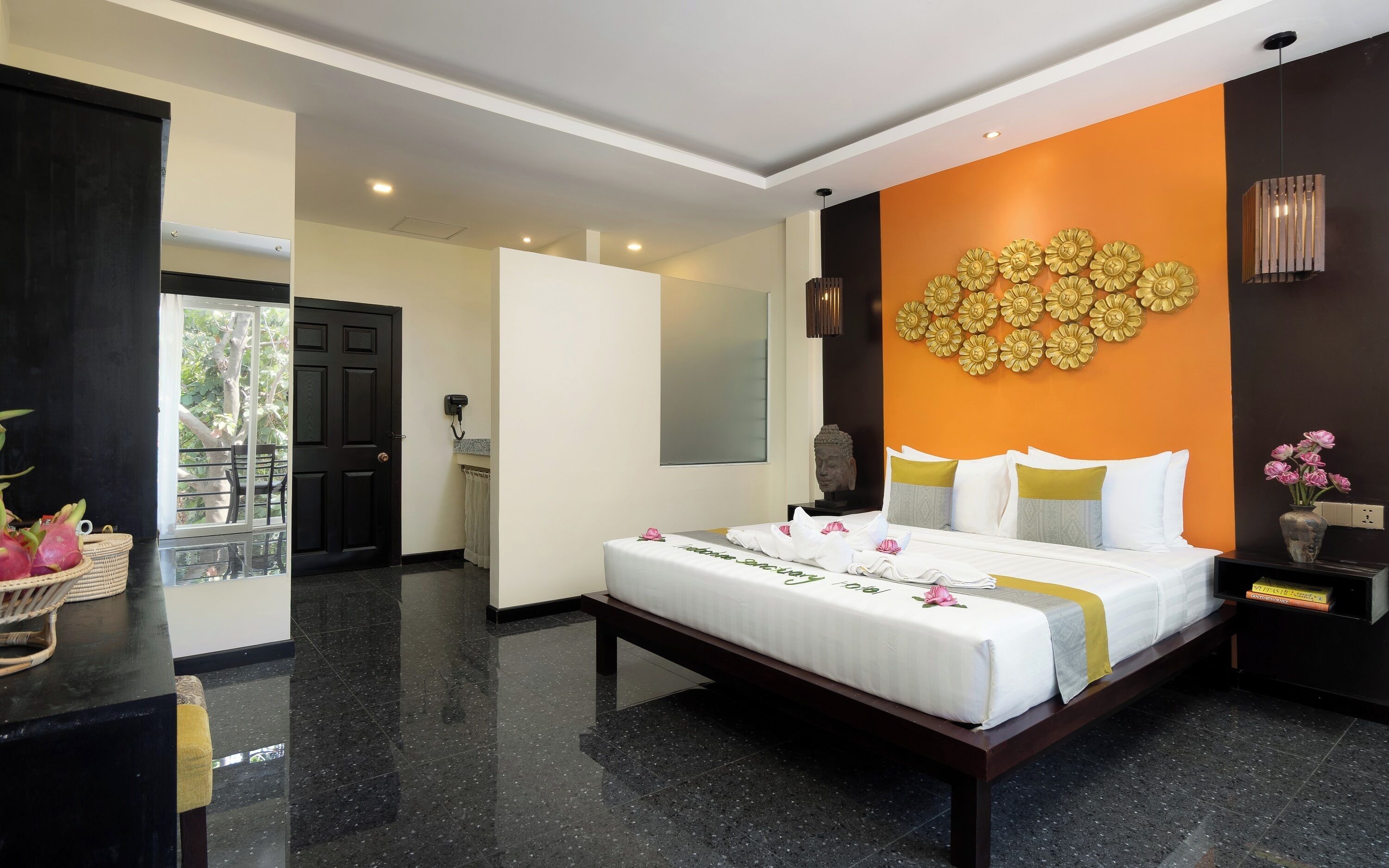 Una habitación de hotel con cama, escritorio, silla, ventana y puerta.