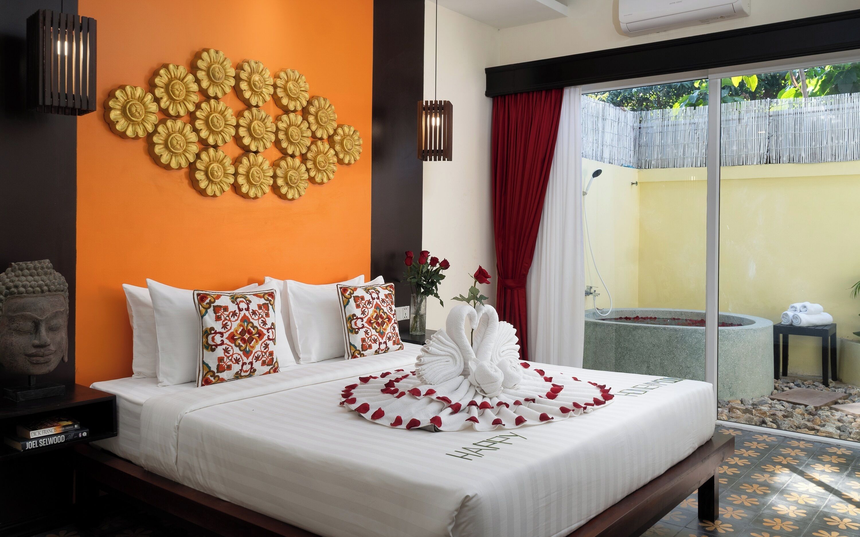 Honeymoon Suite | In-room safe, desk, laptop workspace, blackout curtains