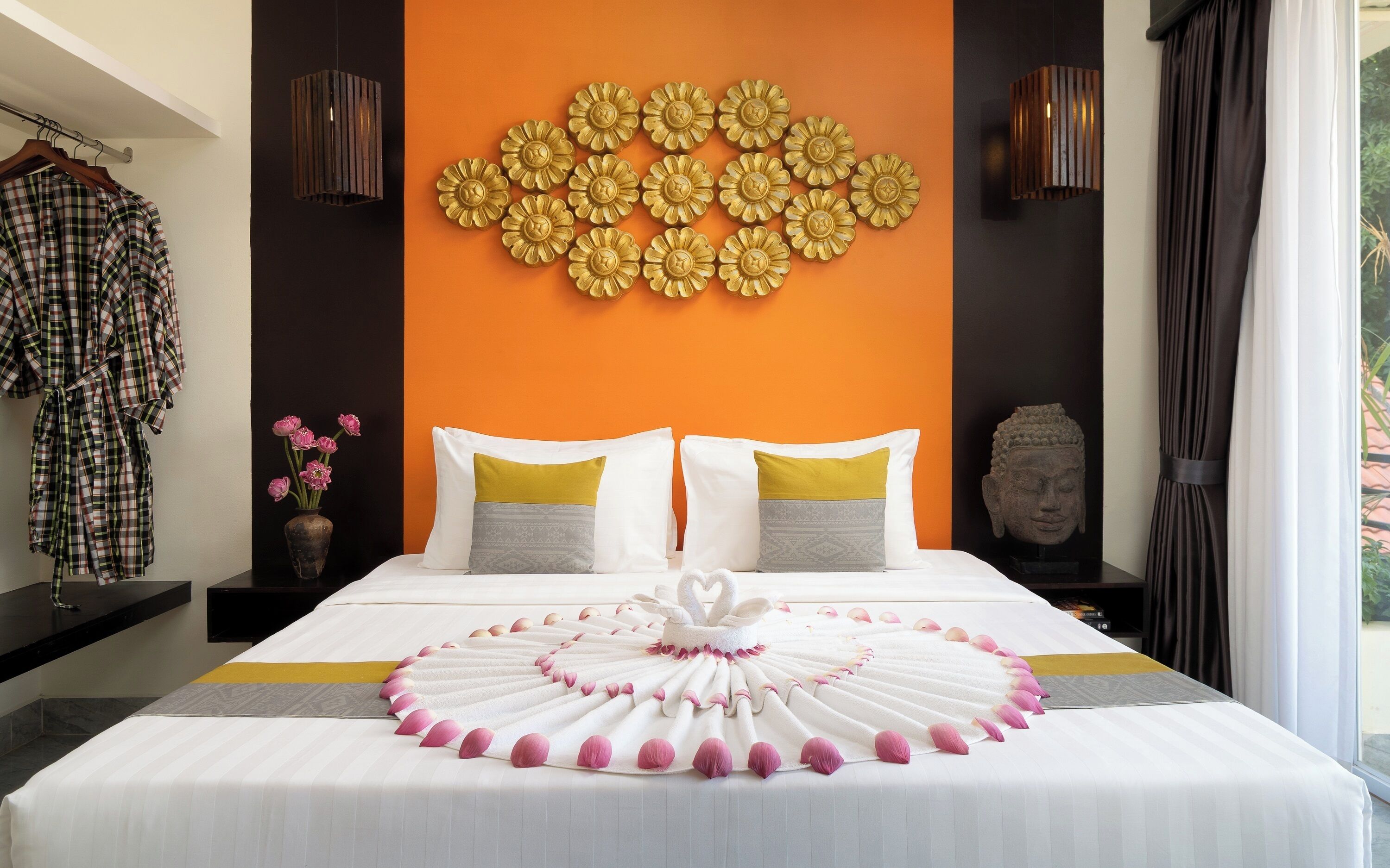 Deluxe Double or Twin - Free Bus Station Pick Up | In-room safe, individually decorated, individually furnished, desk