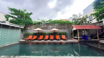 Una piscina al aire libre, cabañas de piscina gratuitas, sombrillas