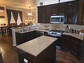 Keittoastiat/astiat/ruokailuvälineet