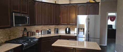 Een koelkast, een microgolfoven, een oven, een kookplaat