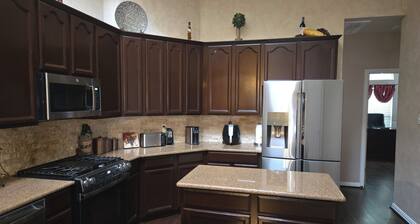 Spacious 5-bedroom house in pleasant DeSoto with fitness equipment, AC