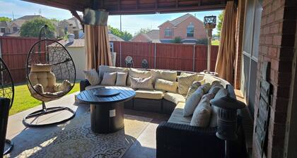 Spacious 5-bedroom house in pleasant DeSoto with fitness equipment, AC