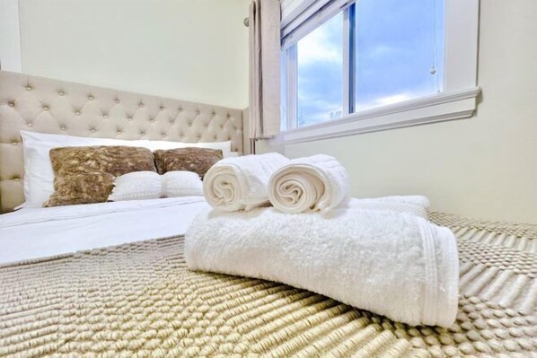 Room - Sweet Home-Separate Entry-Near YVR Airport & Skytrain & Costco (Greater Vancouver)