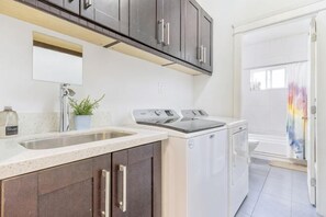 Room - Sweet Home-Separate Entry-Near YVR Airport & Skytrain & Costco (Greater Vancouver)
