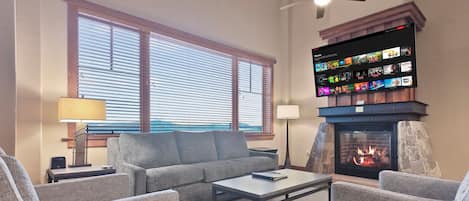 Smart TV, chimenea, libros