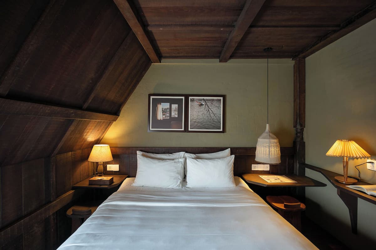 Attic Deluxe Room | Minibar, in-room safe, blackout drapes, free WiFi