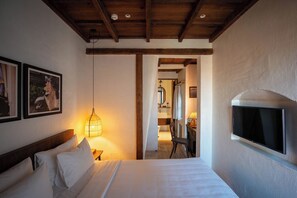 Deluxe Double Room, Balcony | Minibar, in-room safe, blackout drapes, free WiFi