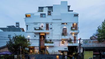 Vista frontal de la propiedad