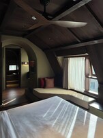 精品双人房 | 迷你吧、客房内保险箱、遮光窗帘、免费 WiFi