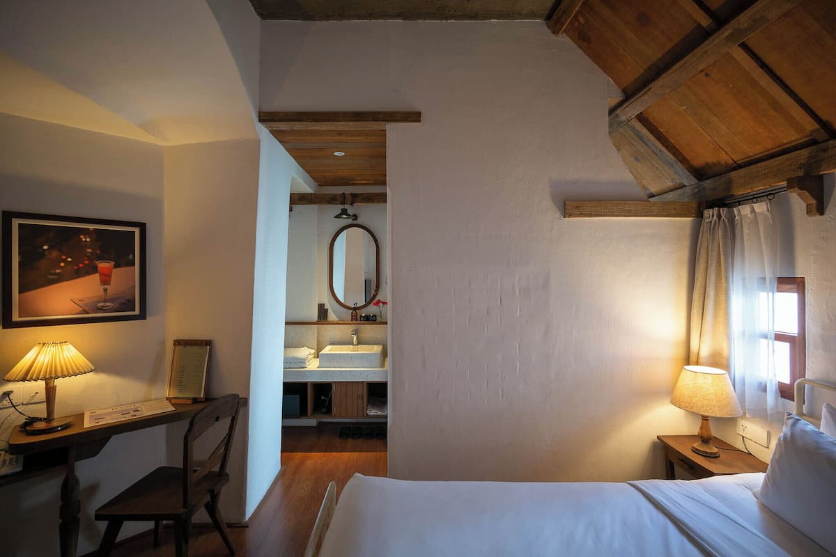 Deluxe Double with Window | Minibar, in-room safe, blackout drapes, free WiFi