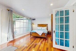 3 bedrooms, internet, bed sheets - Serene single-level home with piano, patio & creative spaces (Seattle)