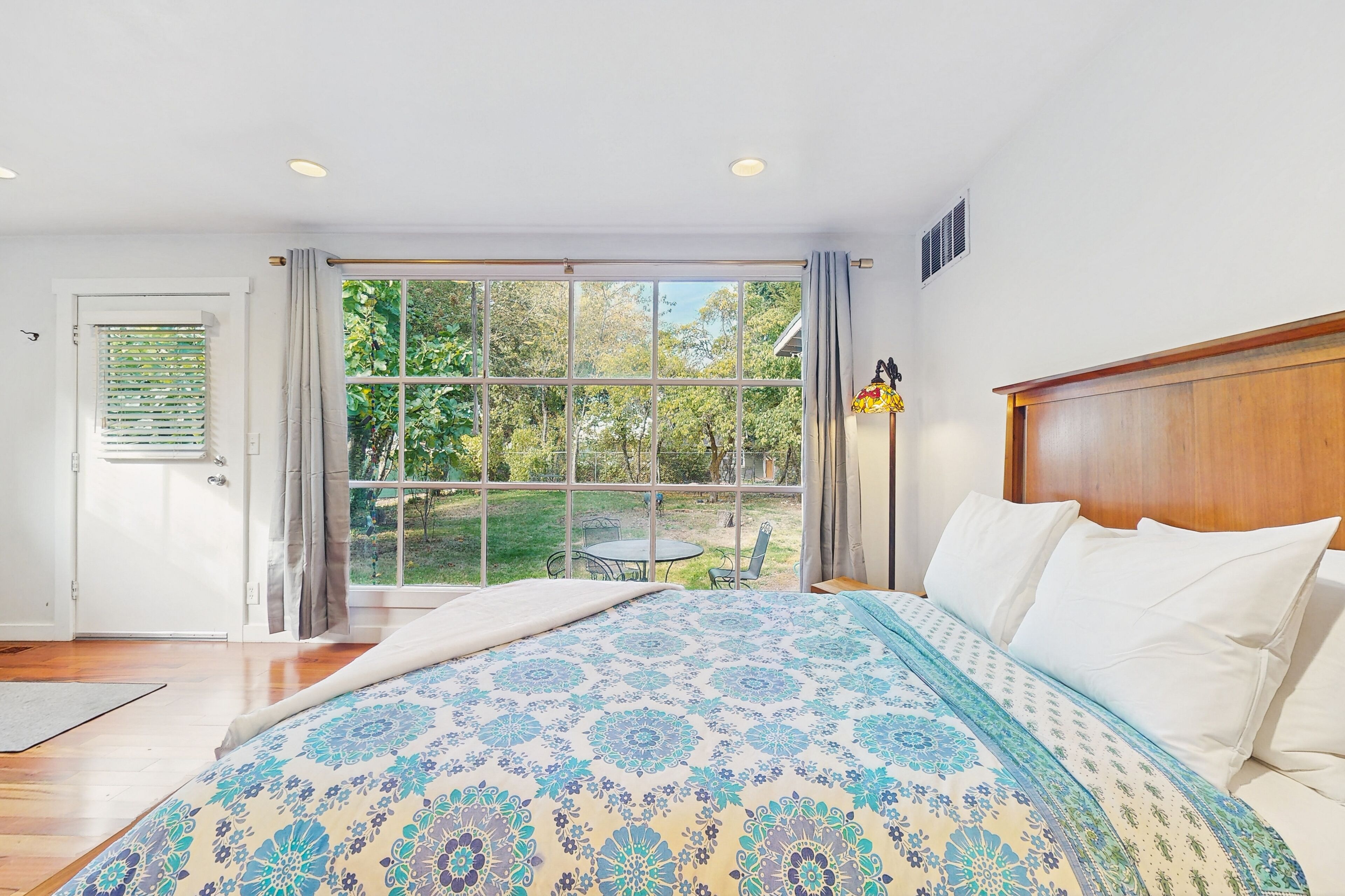 Acceso a internet y ropa de cama 