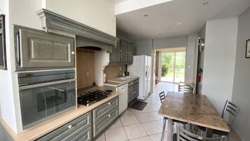 Fridge, microwave, oven, coffee/tea maker