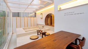 Royal Quadruple Room | Bathroom | Free toiletries, hair dryer, slippers, heated floors - Haeundae Toyu Ryokan (Busan)