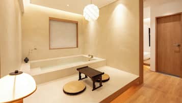 Deluxe Twin Room | Living area