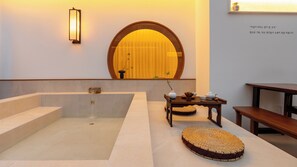 Royal Quadruple Room | Bathroom | Free toiletries, hair dryer, slippers, heated floors - Haeundae Toyu Ryokan (Busan)