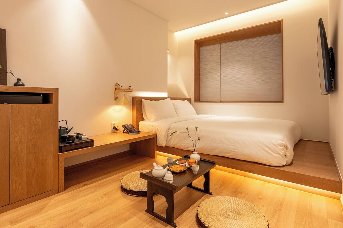 Basic Double Room | Memory foam beds, soundproofing, WiFi (free), bed sheets