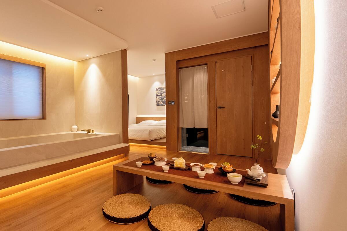 Premier Quadruple Room | Bathroom | Free toiletries, hair dryer, slippers, heated floors (bathroom)