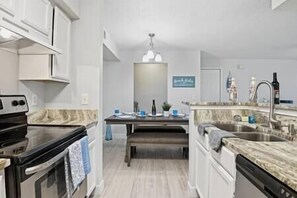 Kjøleskap, mikrobølgeovn, ovn og kokeplater