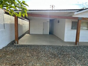 المنطقة المحيطة بالمنشأة