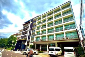 A multi-story hotel with balconies, a parking area, and a street view. - Sabaidee@Lao Hotel Vientiane (Vientiane)