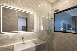 Articles de toilette gratuits, sèche-cheveux, serviettes fournies, savon