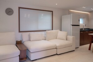 Premium Suite | Ruang tamu | 43 inci sebuah televisyen pintar dengan digital 