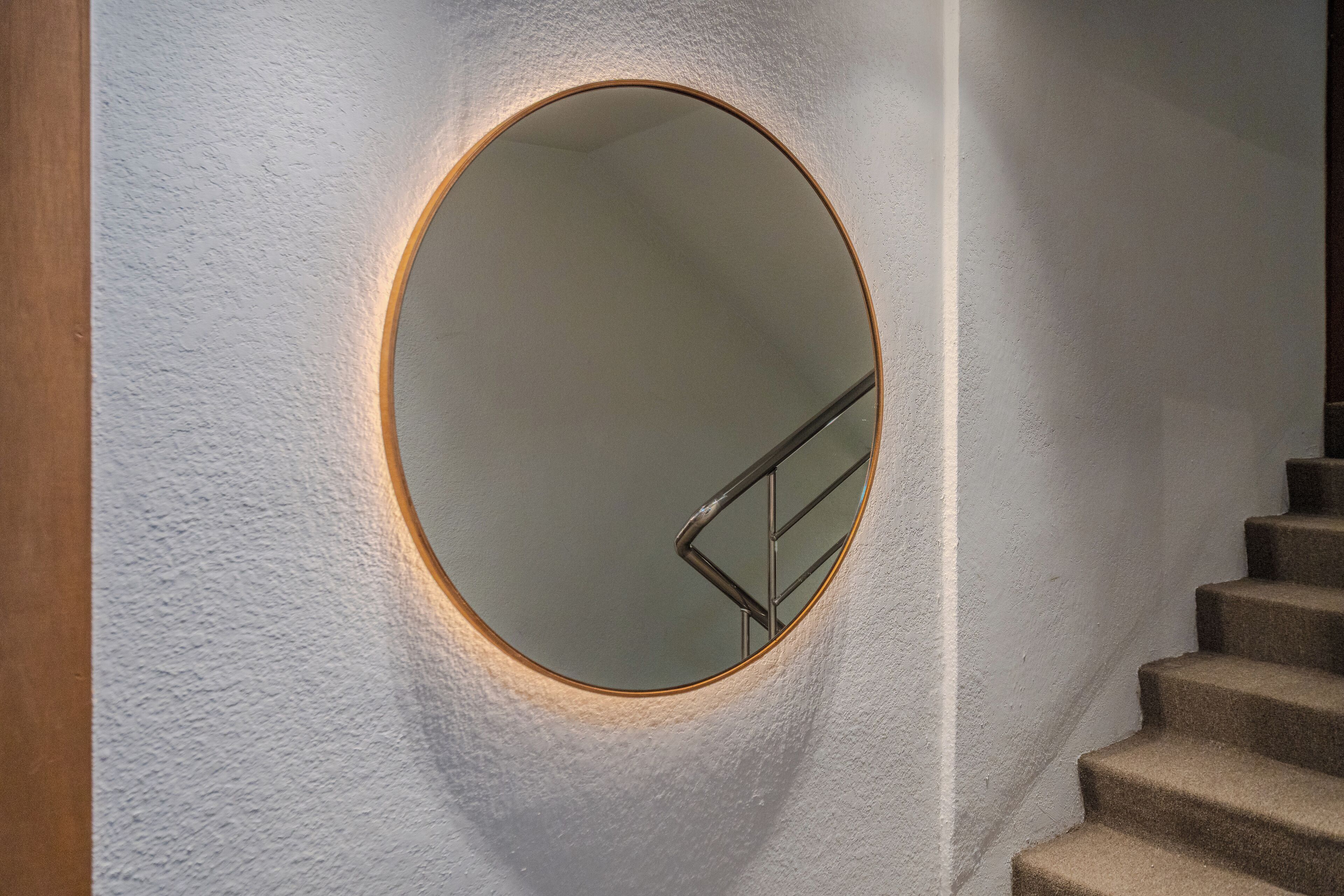 43 インチのスマートテレビ (デジタル放送視聴可)