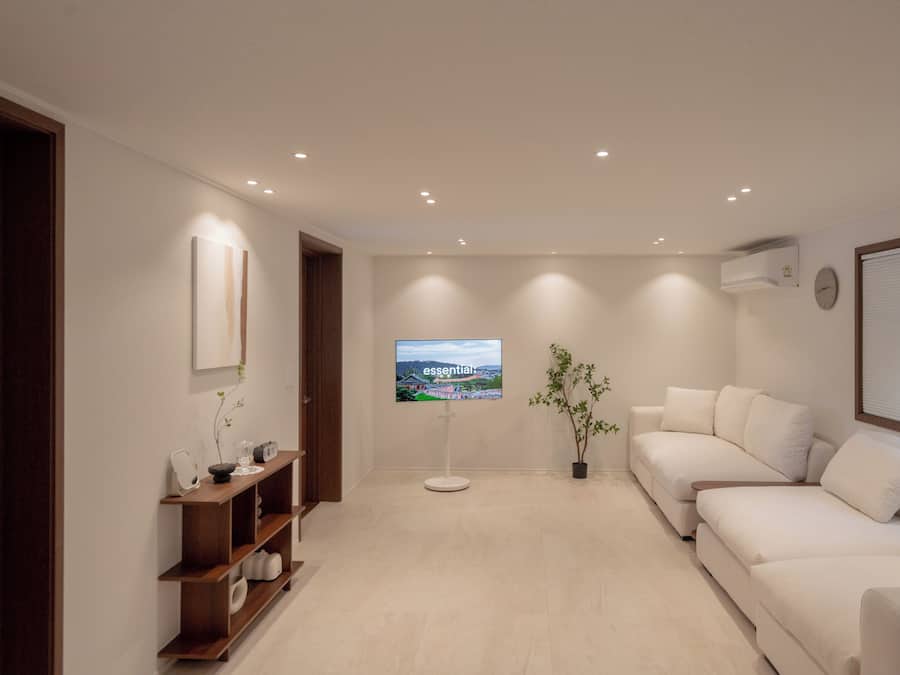 Premium-Suite | Wohnbereich | 43-Zoll-Smart-TV mit Digitalempfang