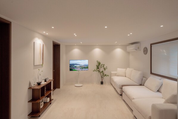 Premium Suite | Living area | 43-inch Smart TV with digital channels - Harujae Myeongdong (Seoul)