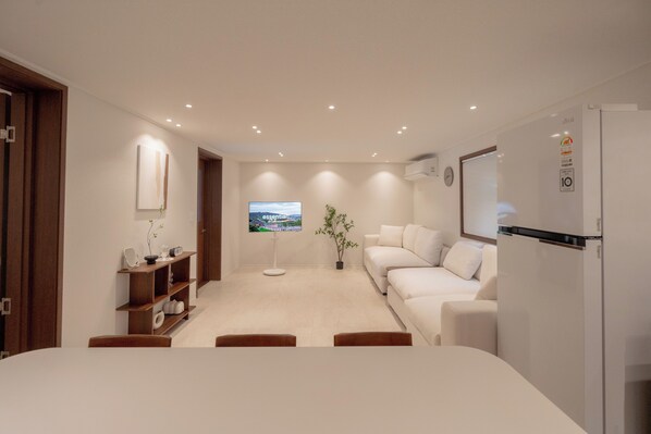 Premium Suite | Ruang tamu | 43 inci sebuah televisyen pintar dengan digital 