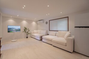 Premium Suite | Ruang tamu | 43 inci sebuah televisyen pintar dengan digital 