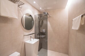 패밀리룸 | 고급 침구, 오리/거위털 이불, 메모리폼 침대, 무료 WiFi