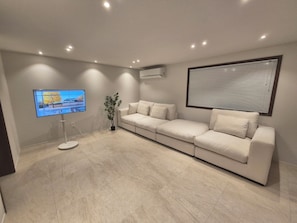Suite Premium | Coin séjour | TV connectée de 43 pouces avec chaînes numériques