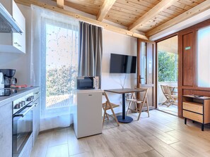 Kühlschrank, Mikrowelle, Ofen, Kochgeschirr/Geschirr/Besteck