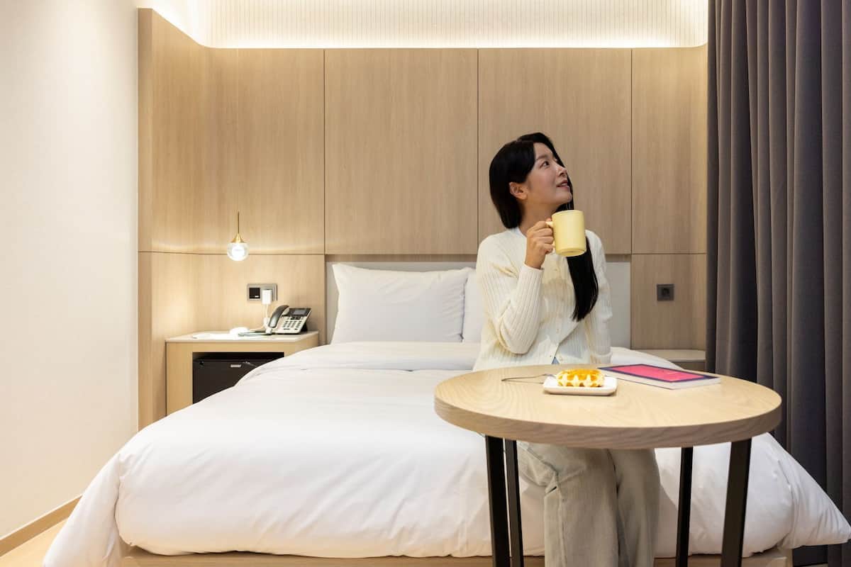 Tirai kedap cahaya, kedap suara, Wi-Fi gratis, dan seprai linen