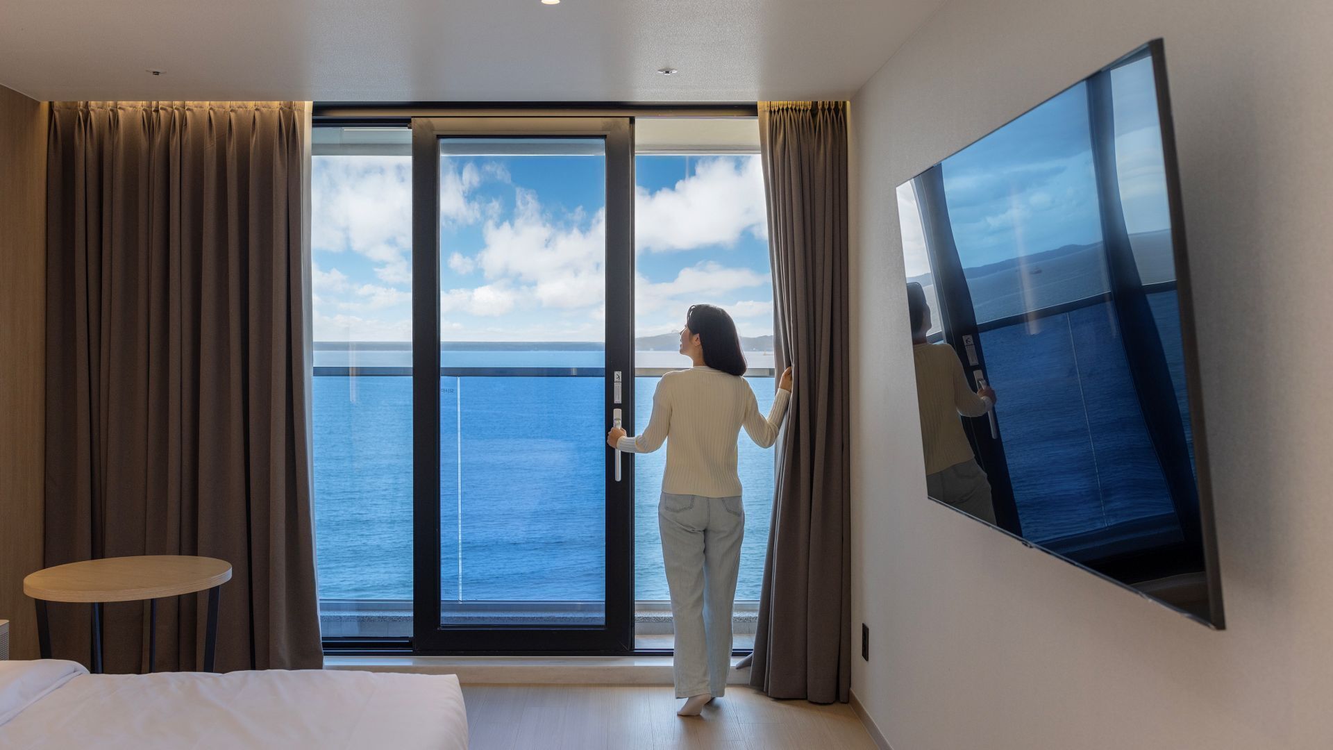 Blackout drapes, soundproofing, free WiFi, bed sheets