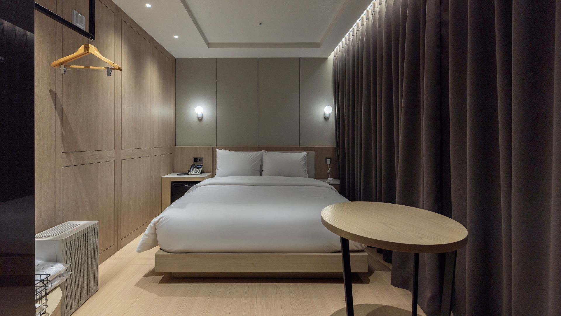 Half Premier | Blackout drapes, soundproofing, free WiFi, bed sheets