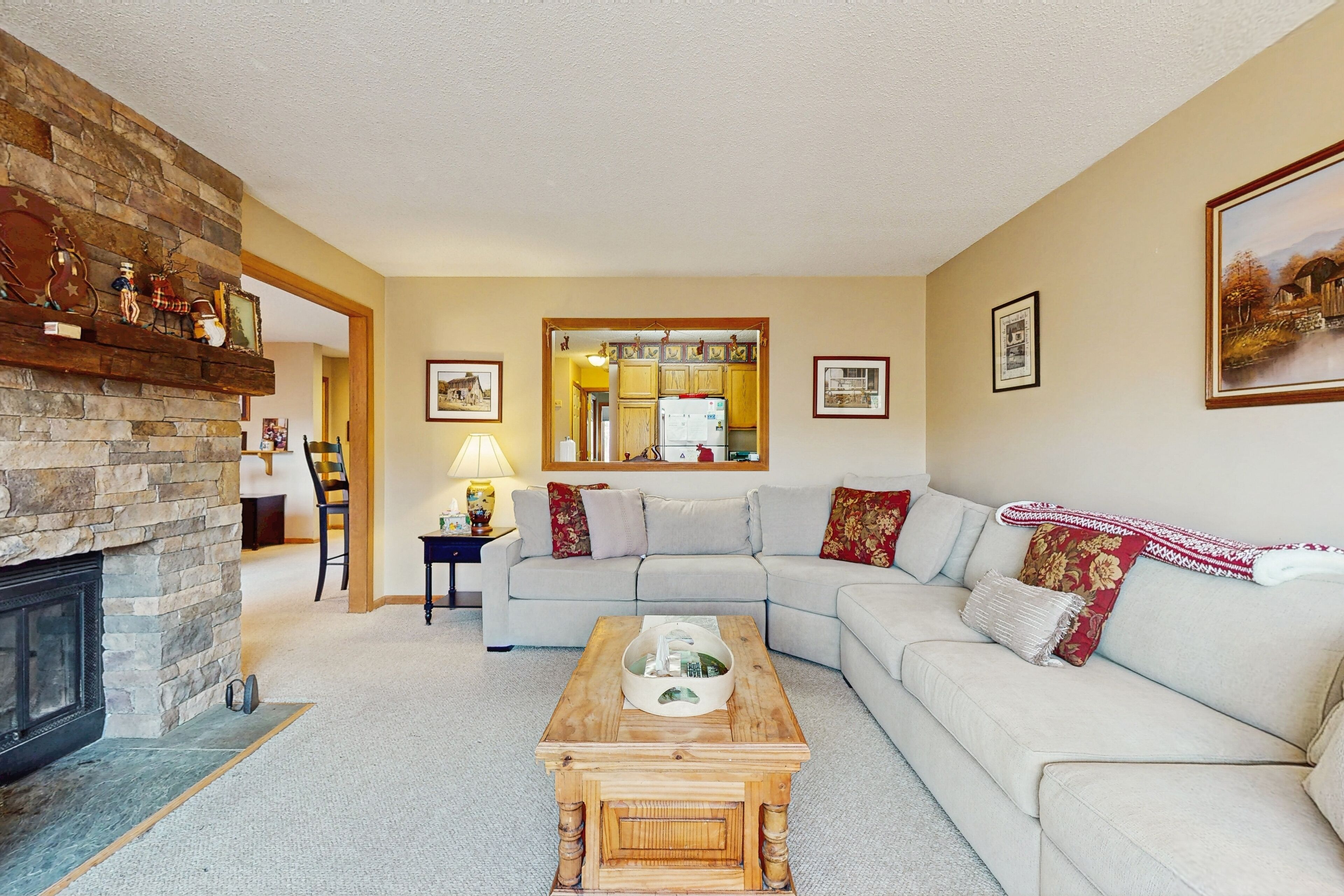 Een televisie, een open haard, een dvd-speler en tafelvoetbal