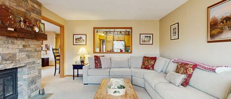 Téléviseur, foyer, lecteur de DVD, table de baby-foot