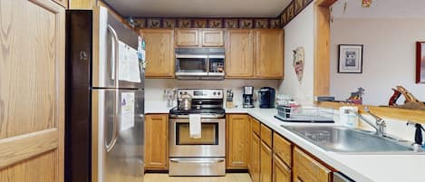 Jääkaappi, mikroaaltouuni, uuni, liesi