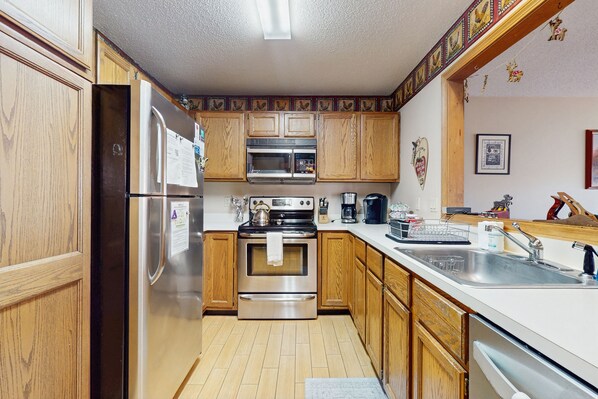 Geladeira, micro-ondas, fogão, cooktop