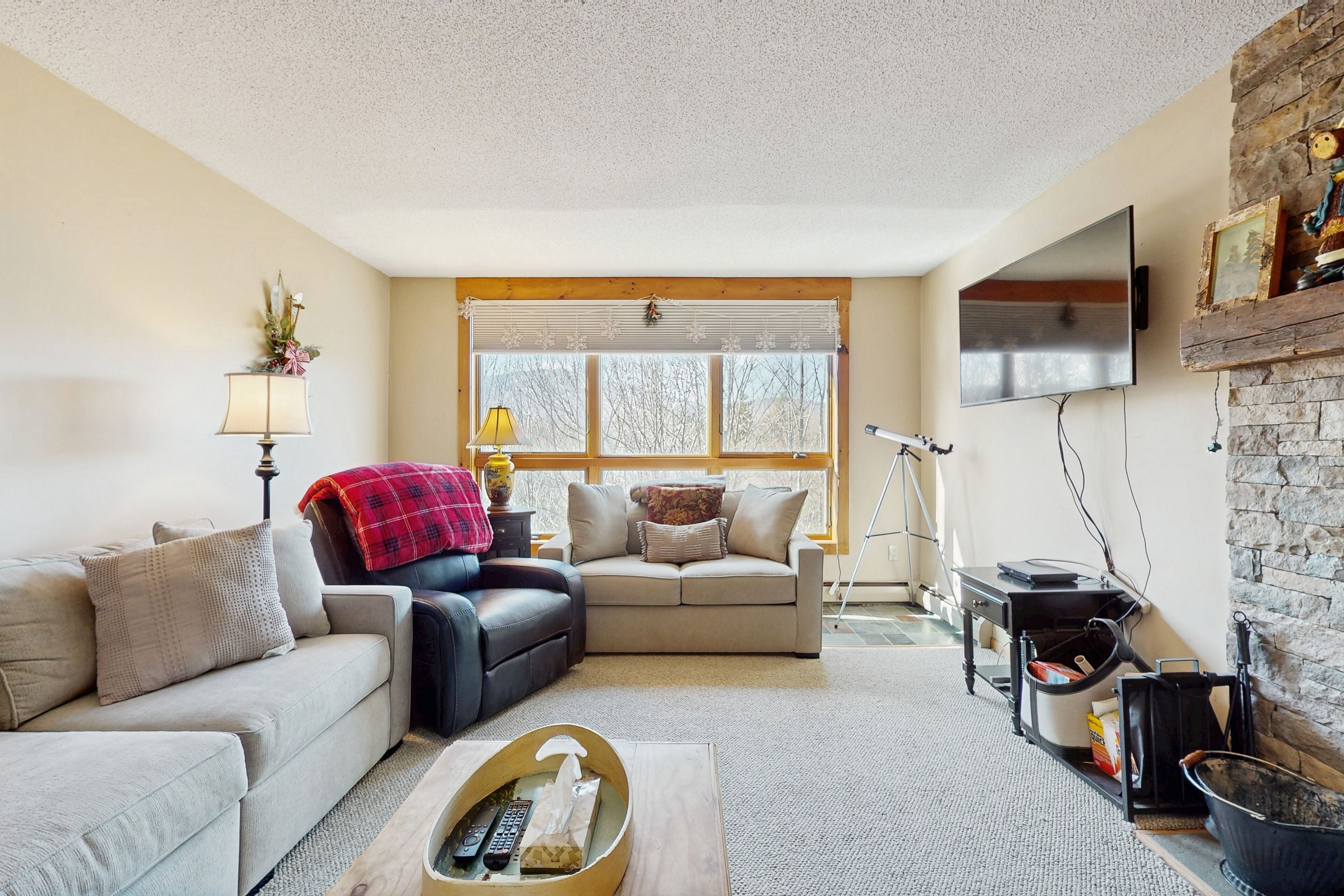 Een televisie, een open haard, een dvd-speler en tafelvoetbal